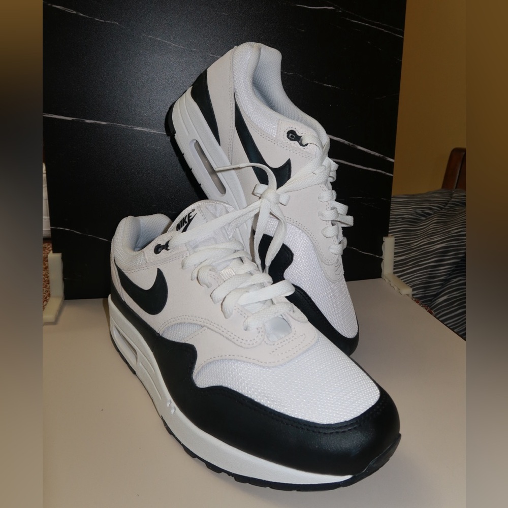 NIKE AIR MAX 1 BLACK WHITE